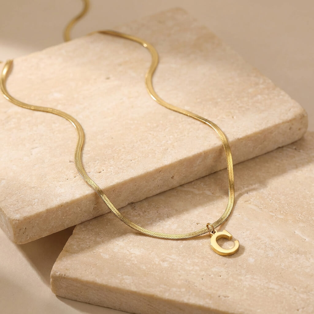 Collier initiale chaîne serpent dorée