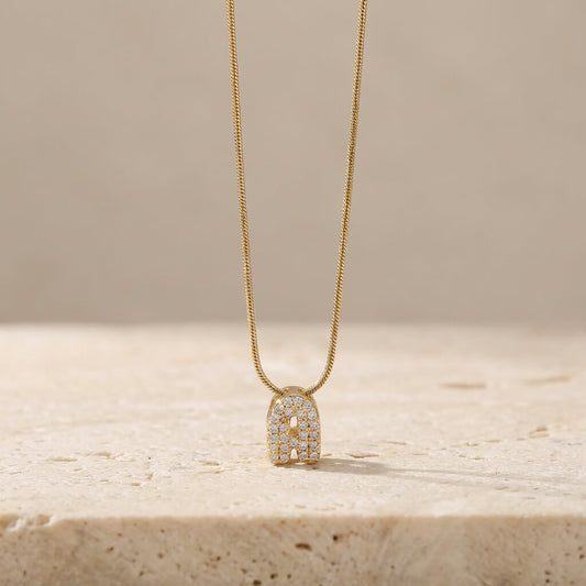 Collier initiale discrète sertie de zircon