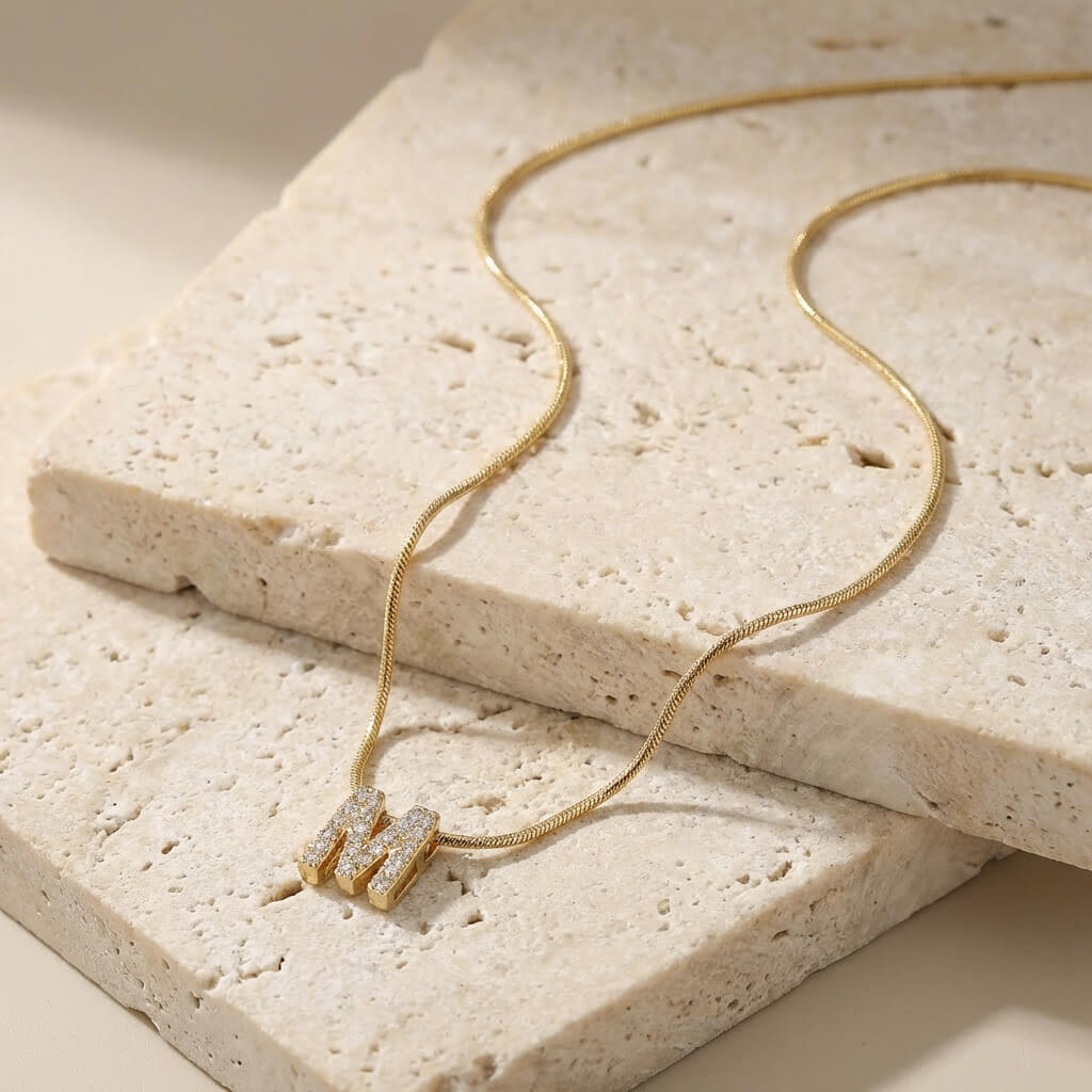 Collier initiale discrète sertie de zircon