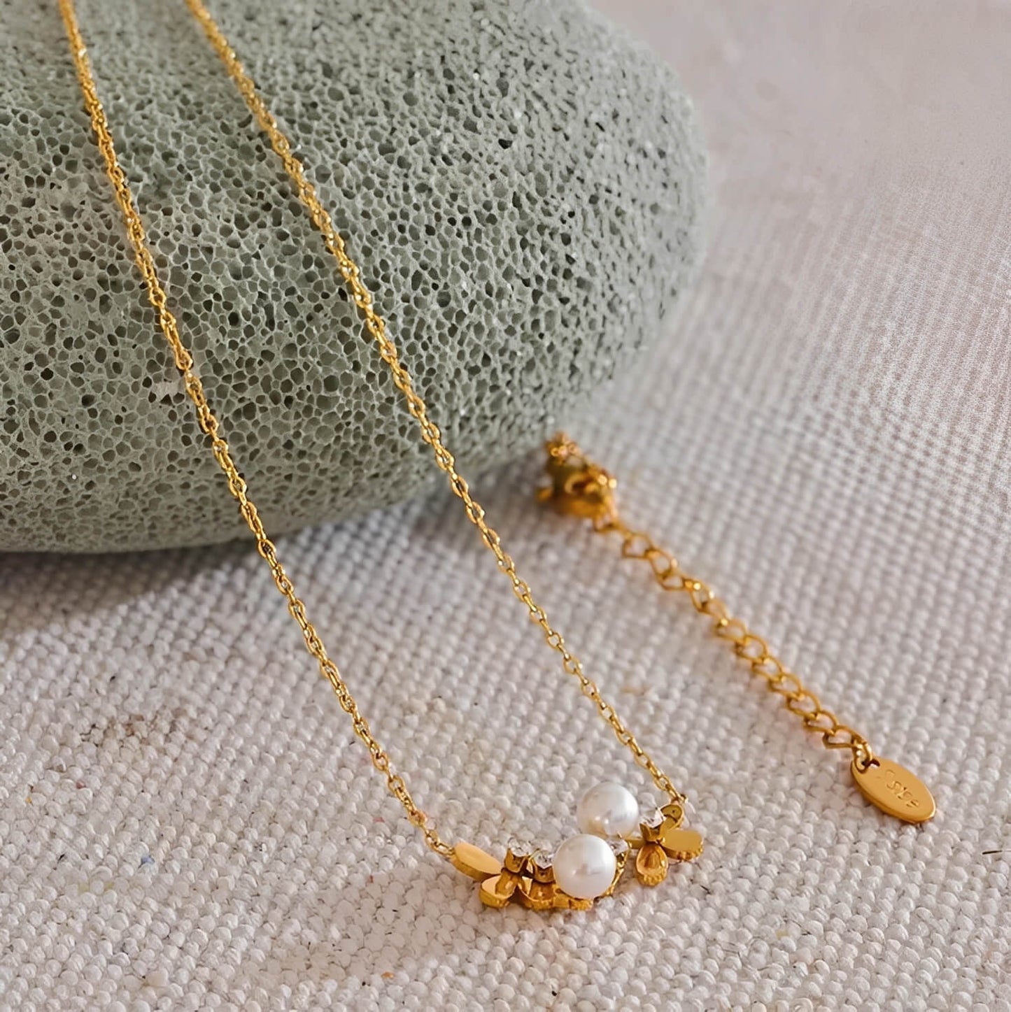 Collier fleur perle et zircon doré