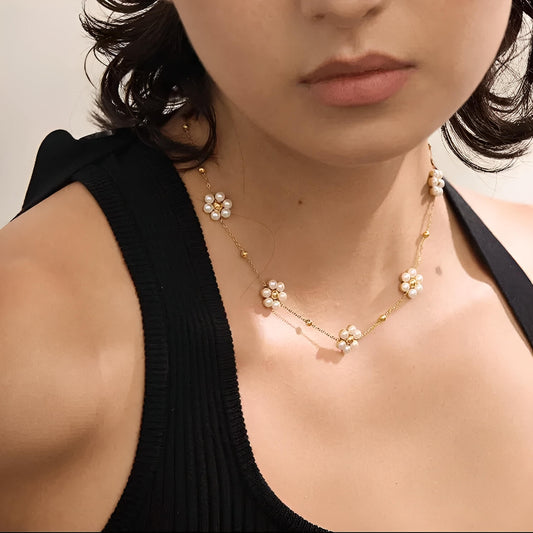 Collier fleur perles imitation finition dorée ou argentée