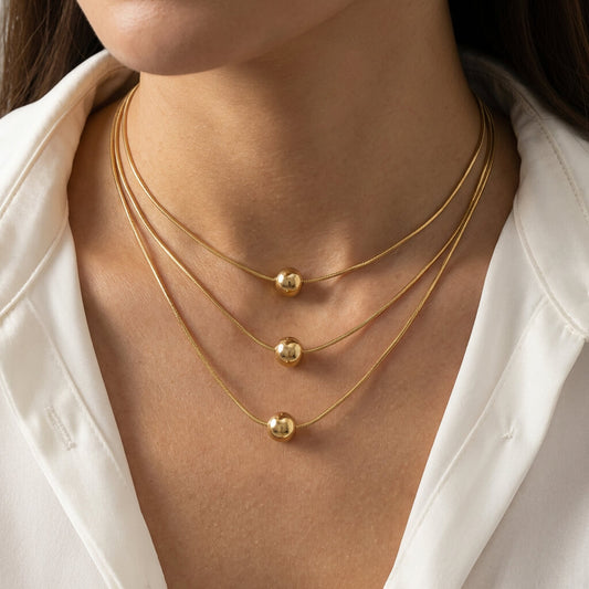 Collier ras de cou multi-rangs perles métalliques