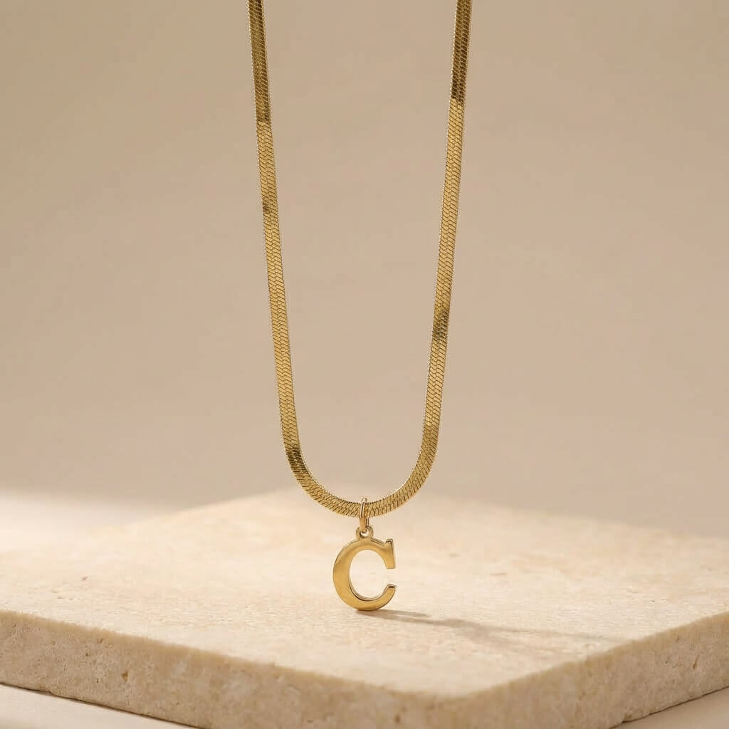 Collier initiale chaîne serpent dorée