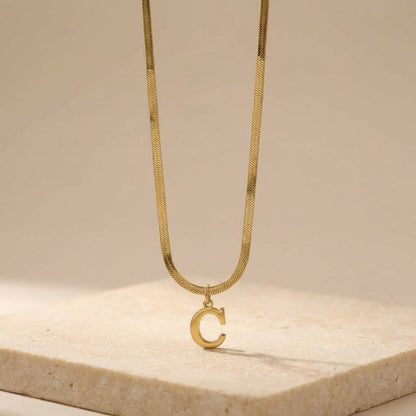 Collier initiale chaîne serpent dorée