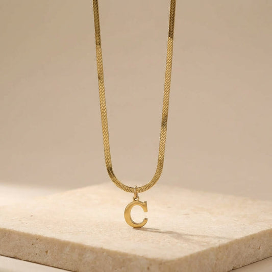 Collier initiale chaîne serpent dorée