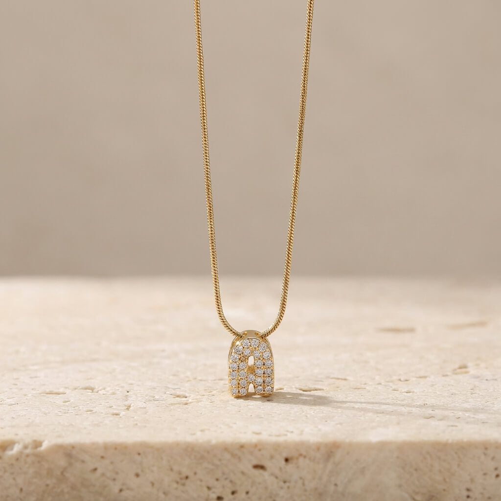 Collier initiale discrète sertie de zircon