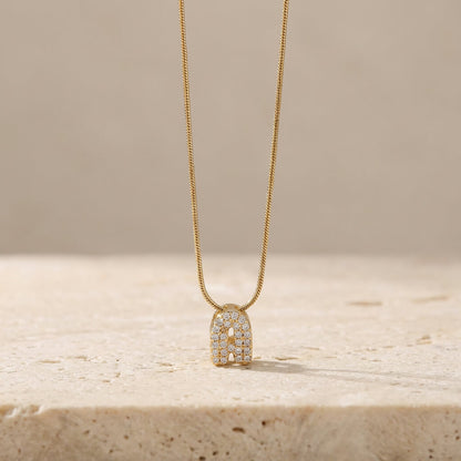 Collier initiale discrète sertie de zircon