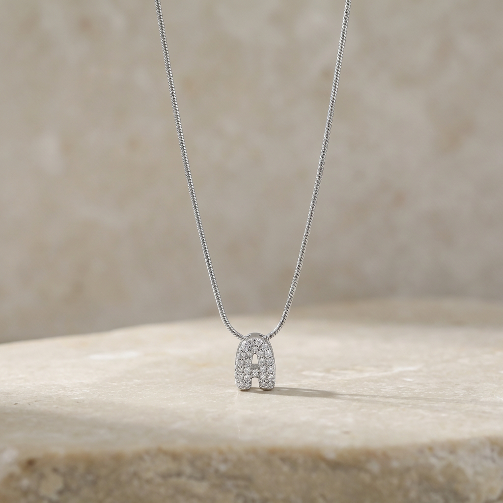 Collier initiale discrète sertie de zircon