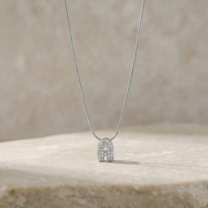 Collier initiale discrète sertie de zircon