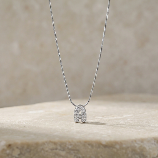 Collier initiale discrète sertie de zircon