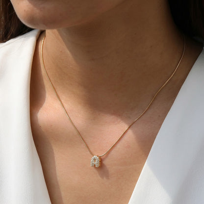 Collier initiale discrète sertie de zircon