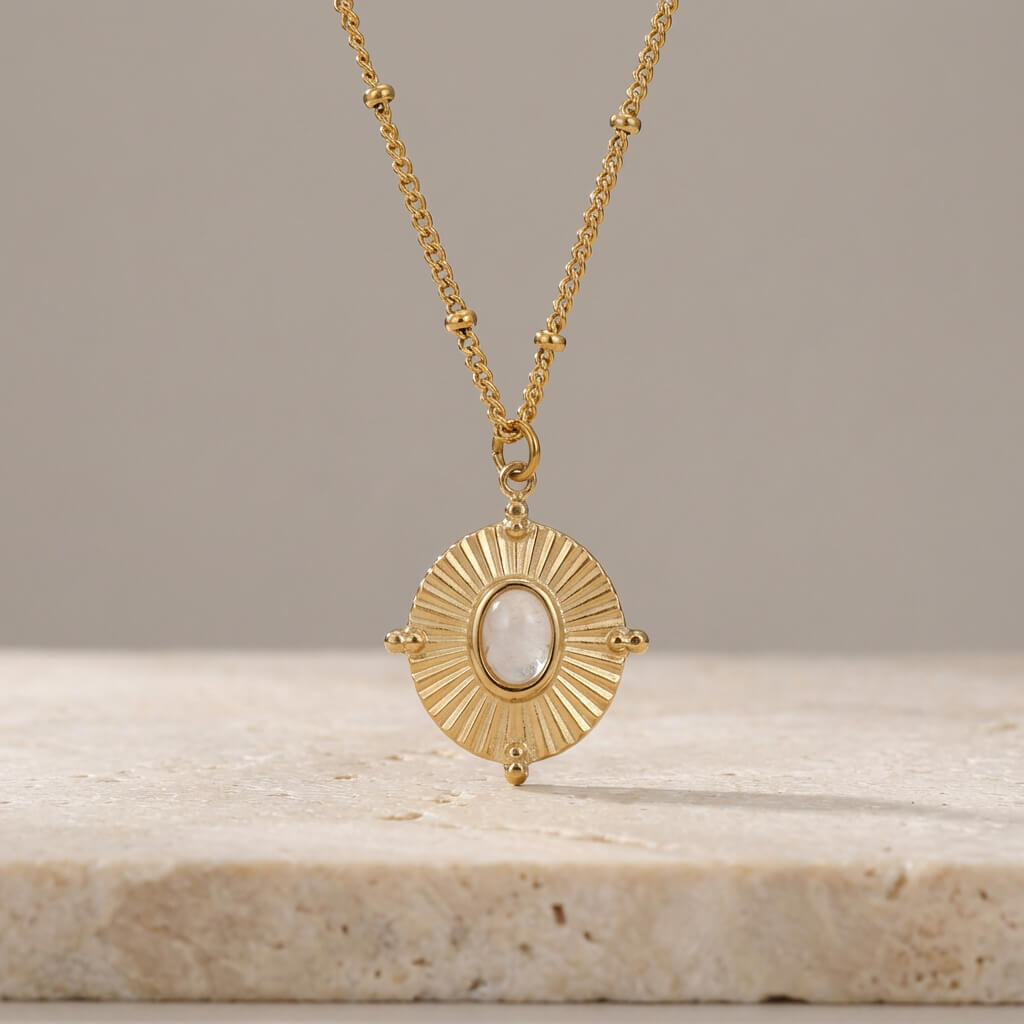 Collier médaillon rayonné doré