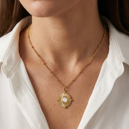 Collier médaillon rayonné doré