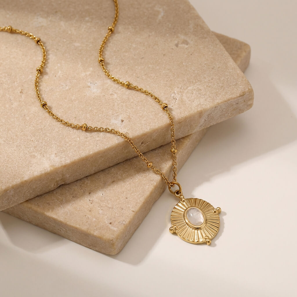 Collier médaillon rayonné doré