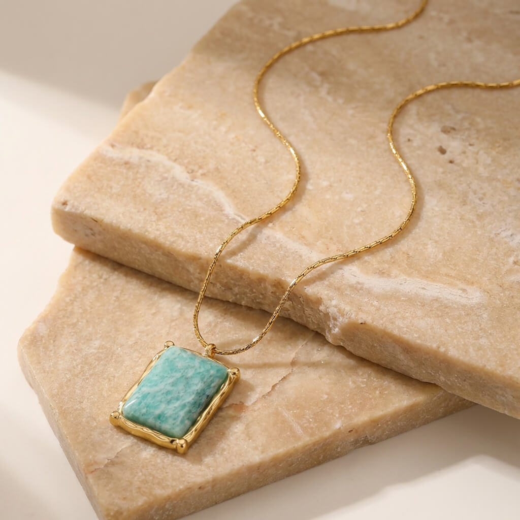 Collier pierre rectangulaire doré