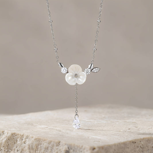 Collier fleur nacrée et zircon doré ou argenté