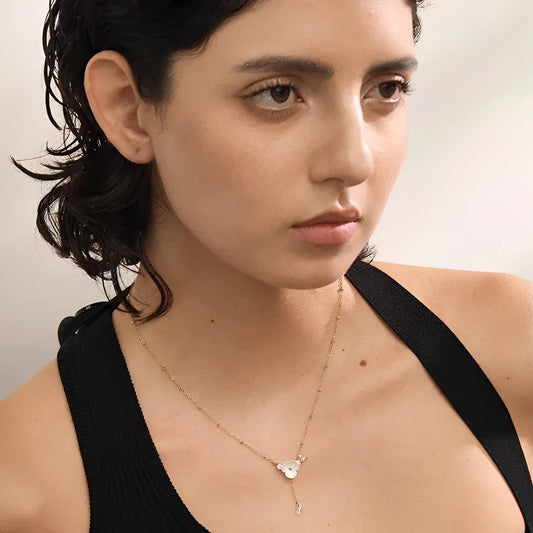 Collier fleur nacrée et zircon doré ou argenté