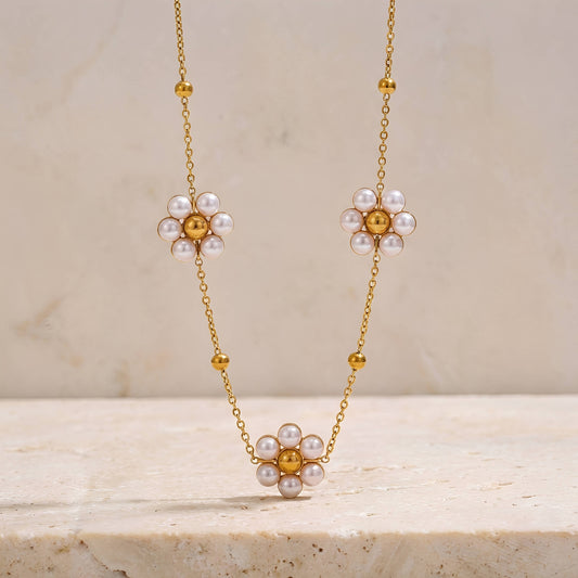 Collier fleur perles imitation finition dorée ou argentée