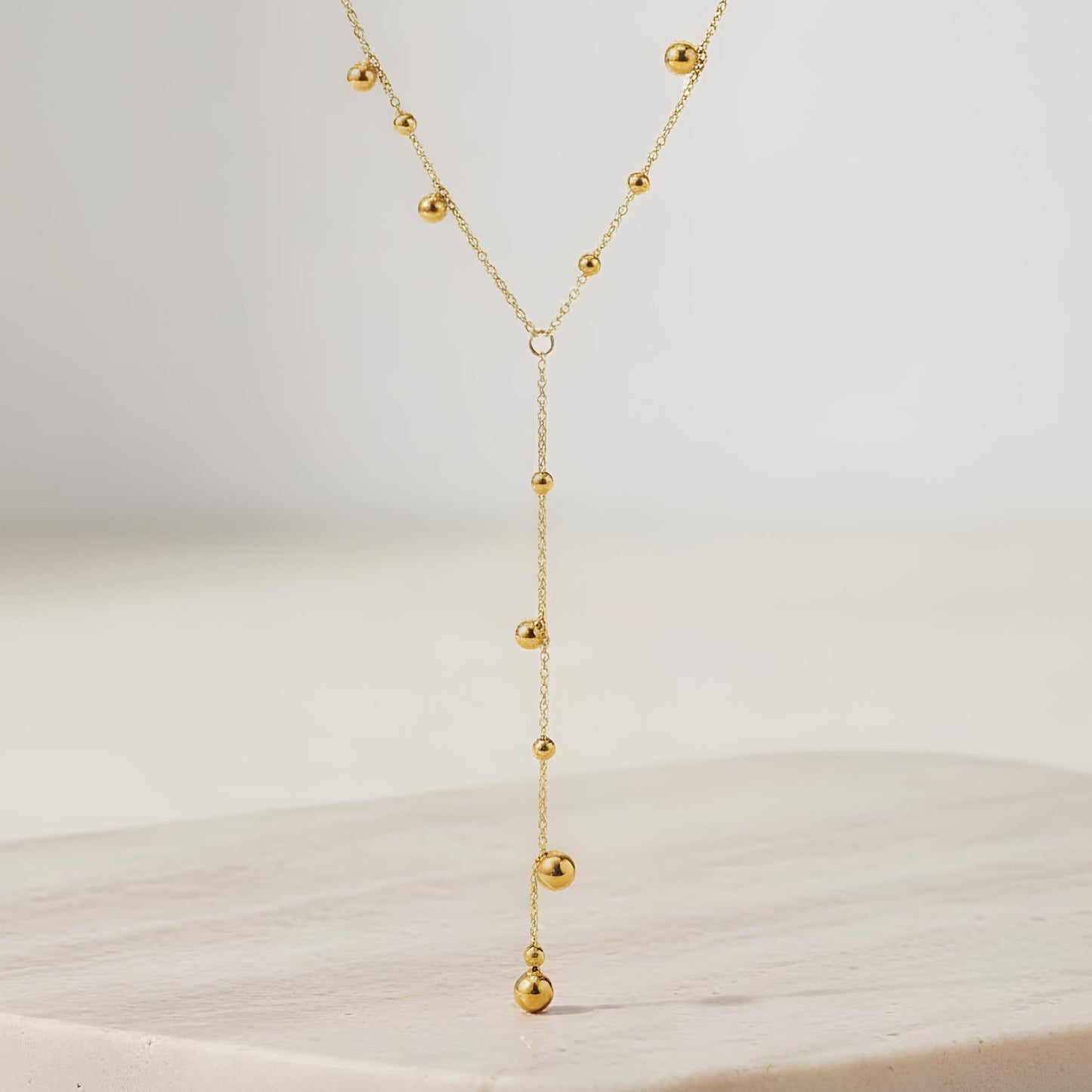 Collier sautoir Y plaqué or perles dorées